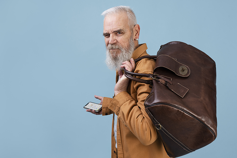 Как пенсионеру носить тяжести и сохранить здоровье спины